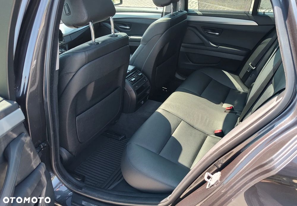BMW Seria 5 525d Sport-Aut Luxury Line - 23