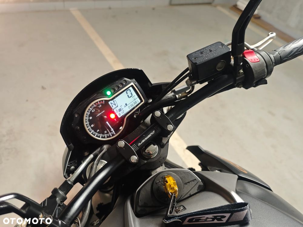 Suzuki GSR - 8
