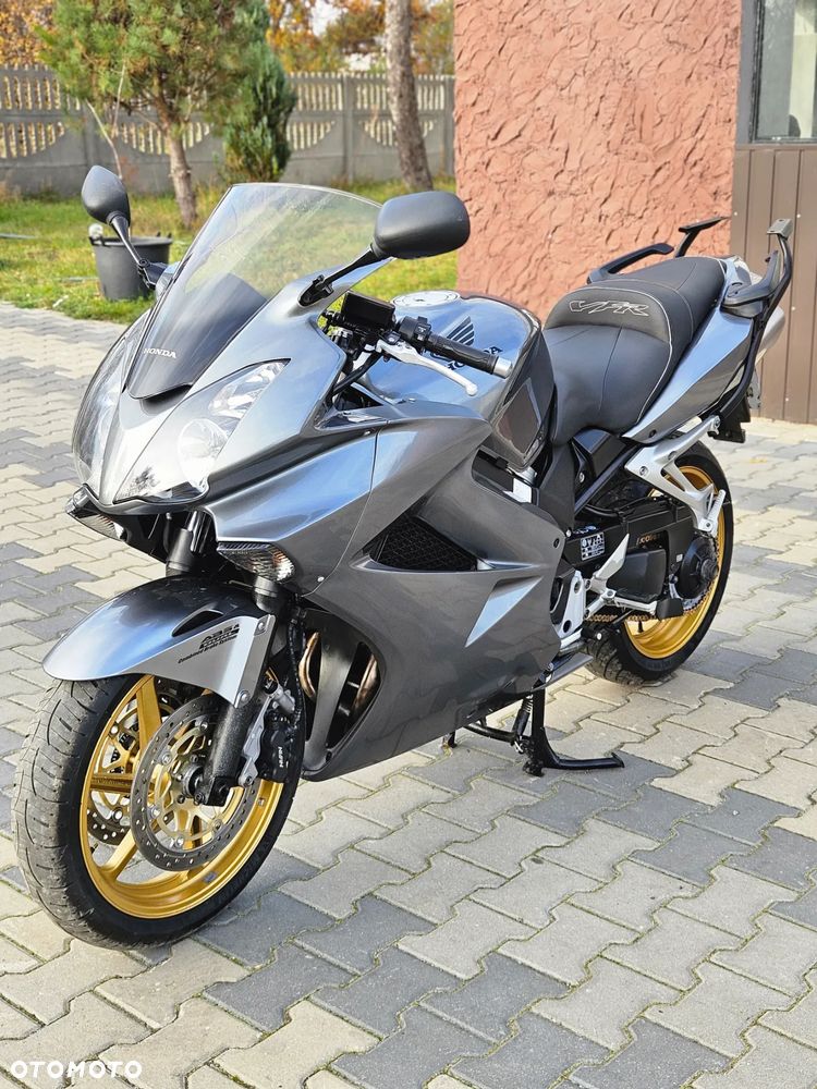 Honda VFR - 13
