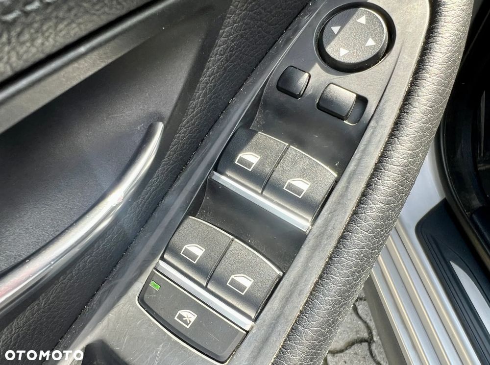 BMW Seria 5 528i xDrive - 14