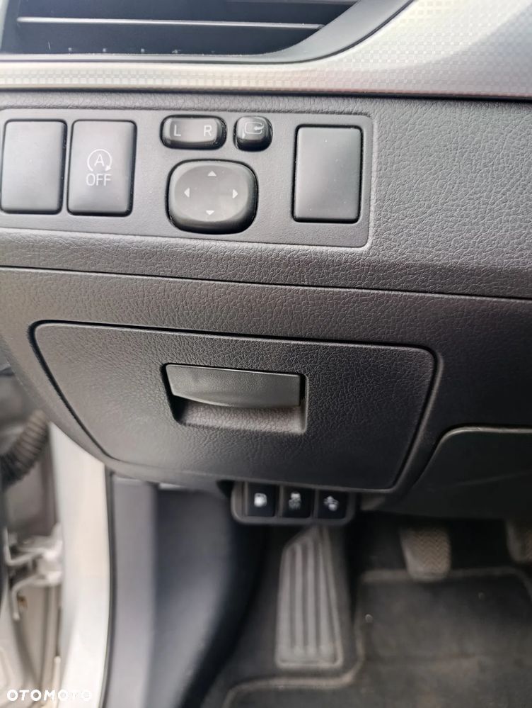 Toyota Avensis 2.0 D-4D Premium - 11