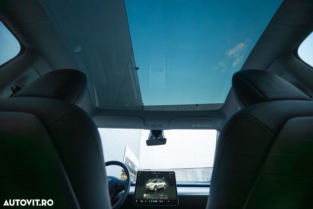 Tesla Model Y - 8