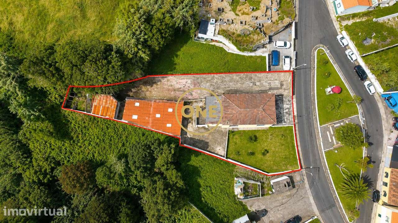 Moradia T4 com Amplo Jardim nas Feteiras – Espaço, Tranquilidade e Pot - Grande imagem: 3/27