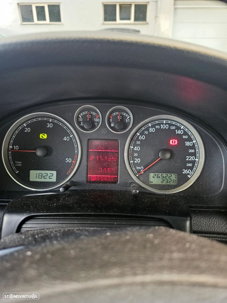 VW Passat Variant 1.9 TDi Highline Tip - 4
