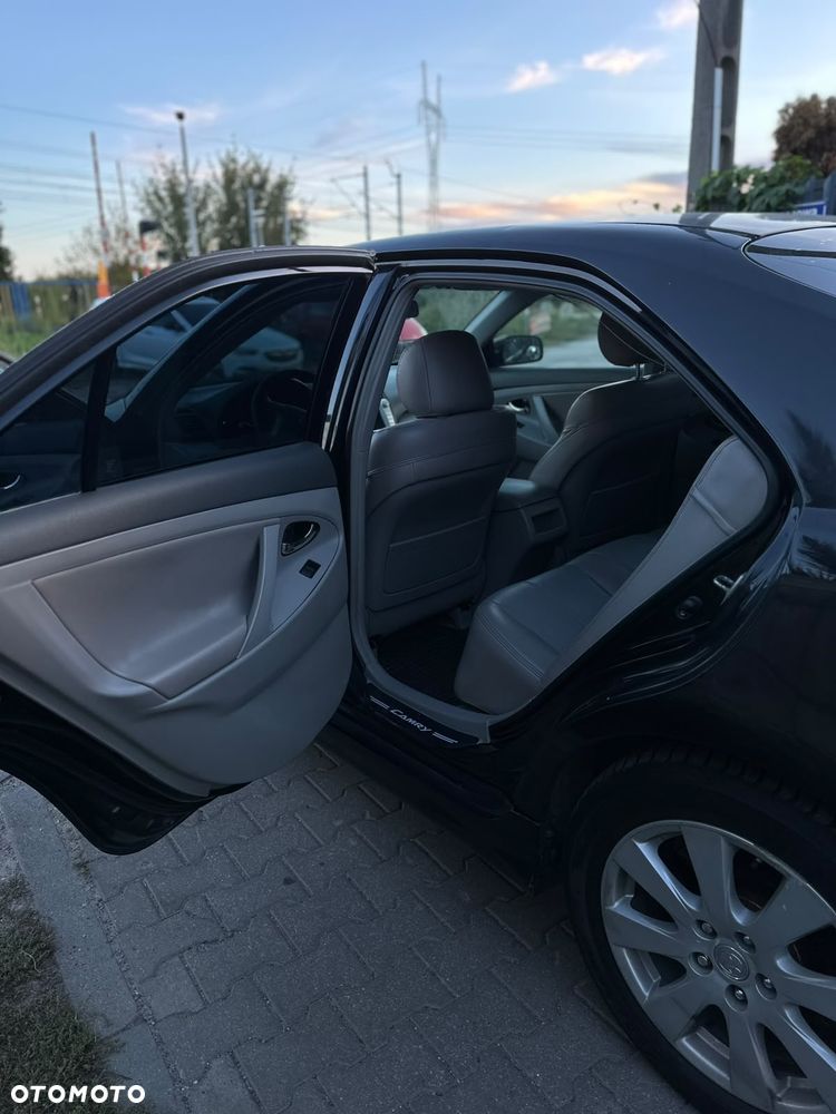 Toyota Camry 2.5 XLE - 7