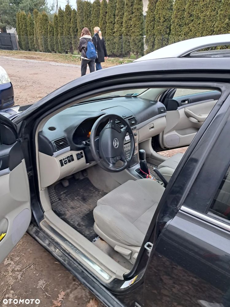 Toyota Avensis 1.8 VVT-i Sol - 1