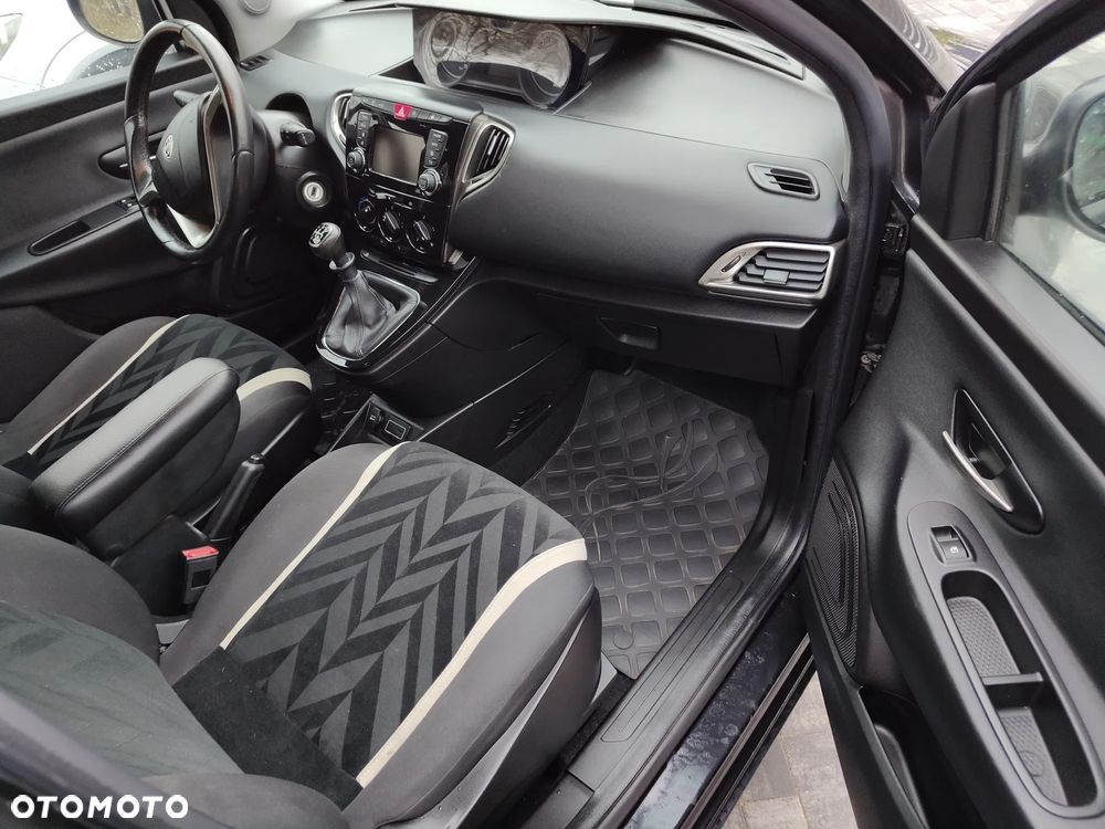 Lancia Ypsilon Y 1.2 8v Gold - 16