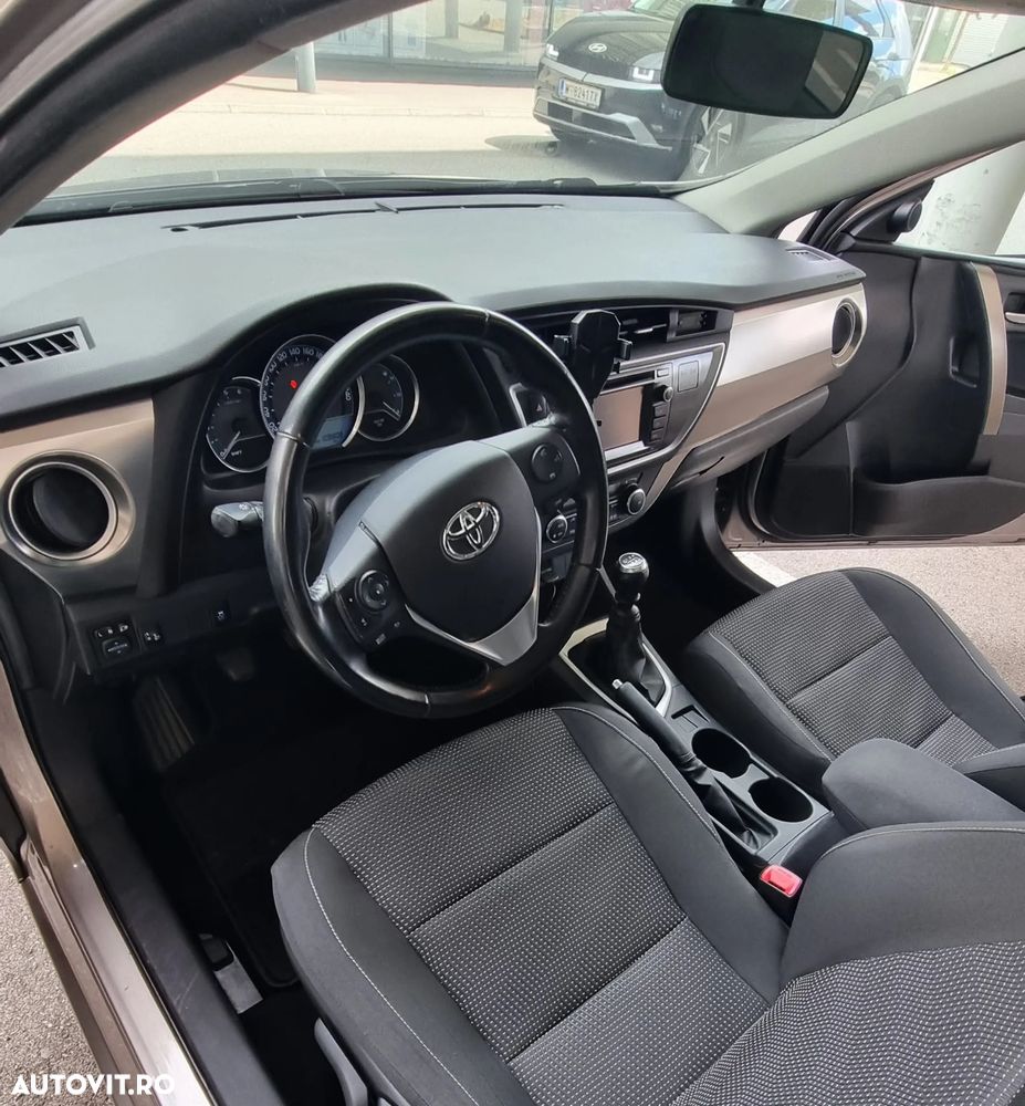 Toyota Auris 1.4 D-4D - 10