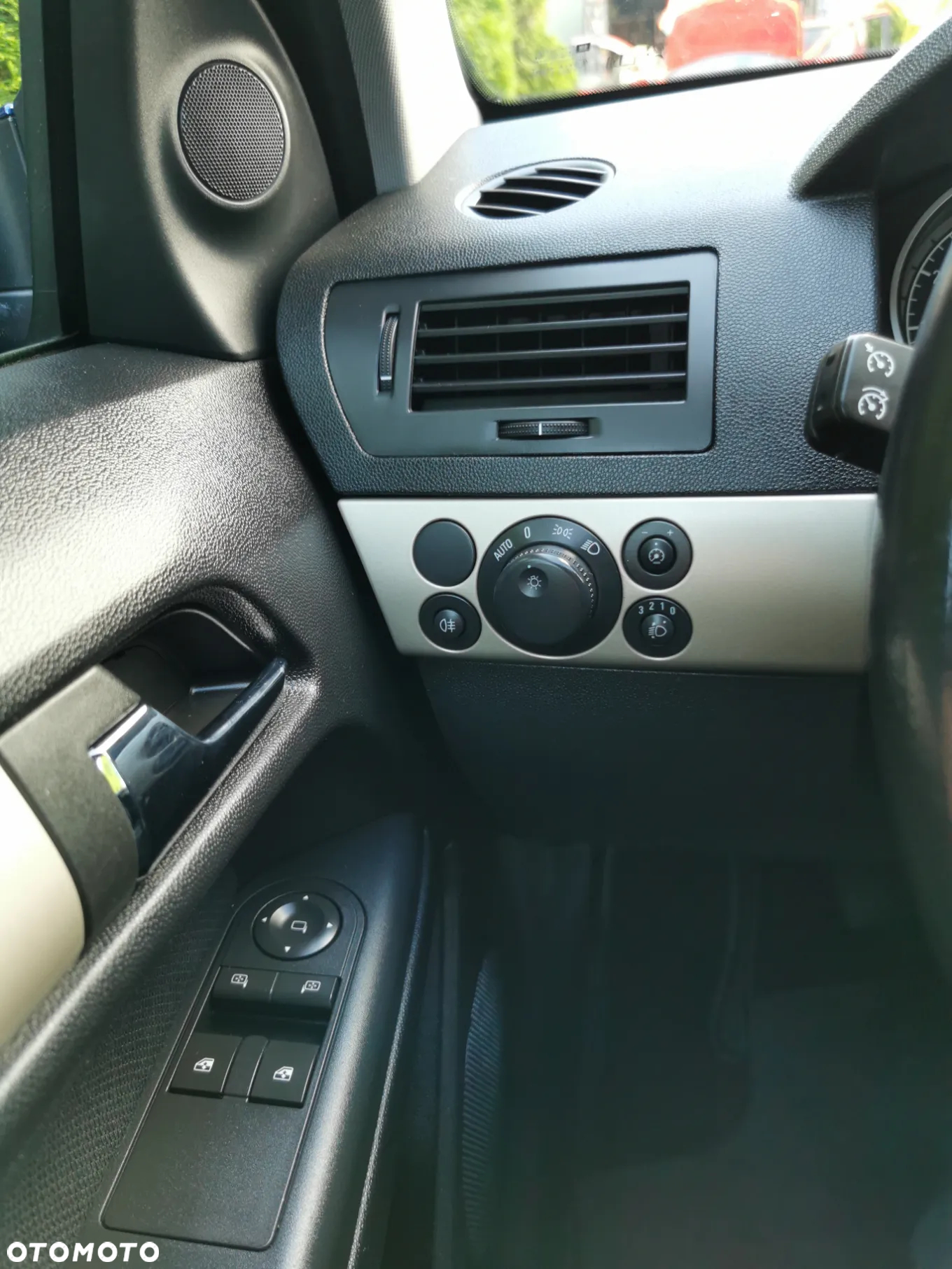 Opel Astra III GTC 1.4 Cosmo - 17