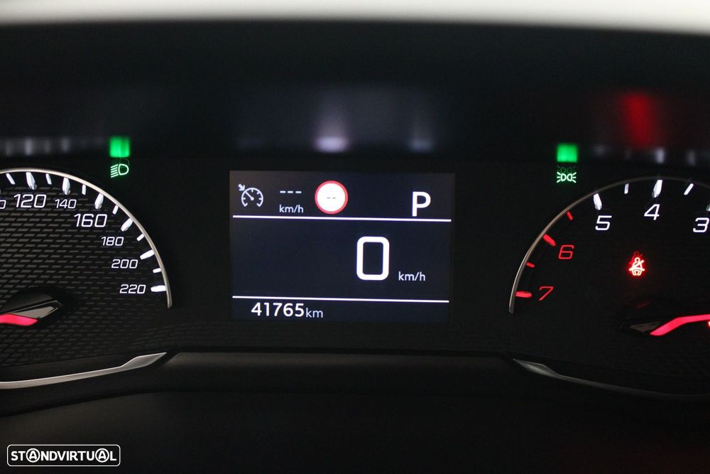 Peugeot 2008 1.5 BlueHDi Allure EAT8 - 31