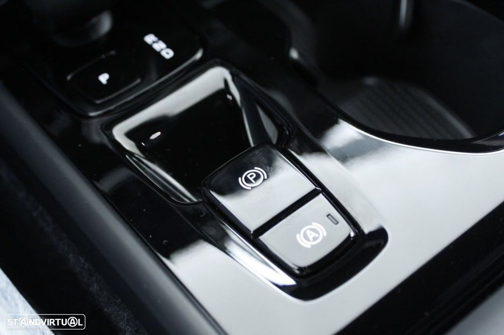 Volvo XC 40 2.0 B3 Plus Dark - 32