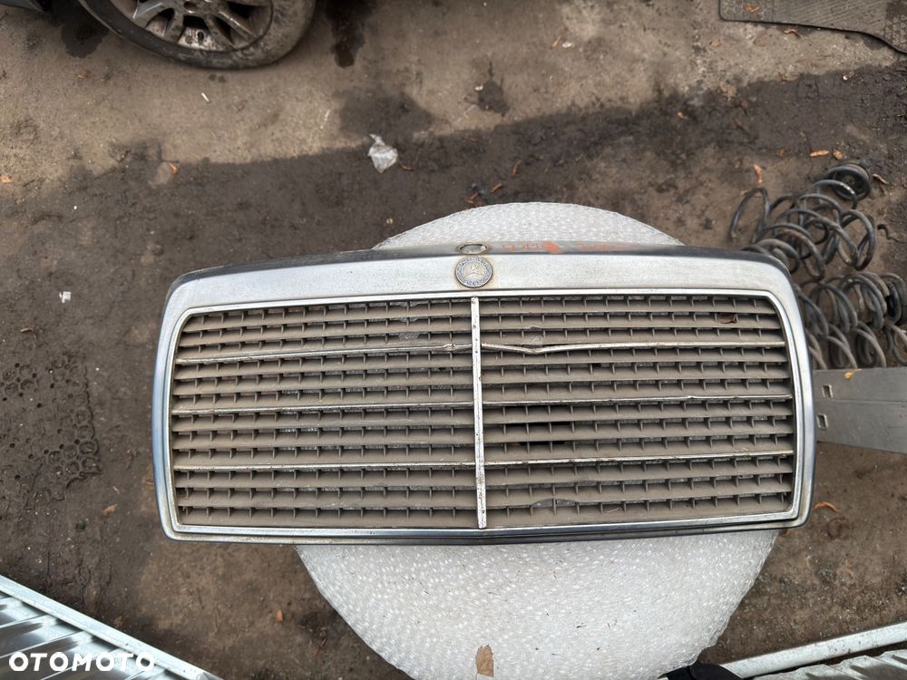 MERCEDES W123 GRIL ATRAPA - 1