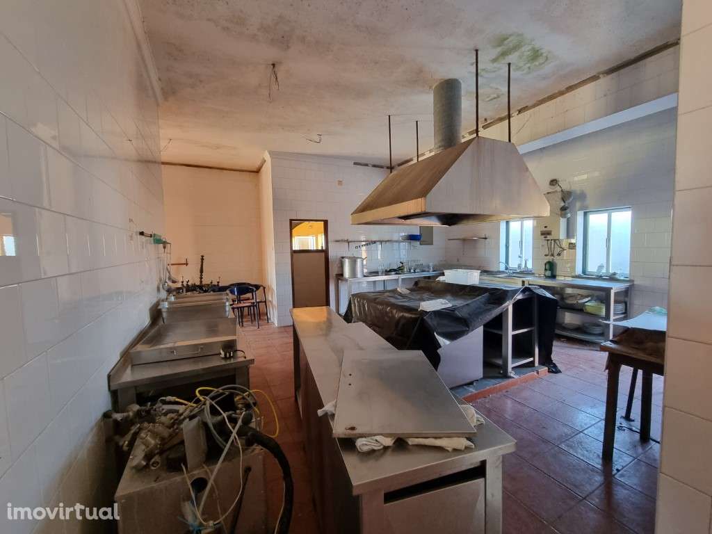 Restaurante licenciado e 1º piso com alojamento em construção - Grande imagem: 4/12