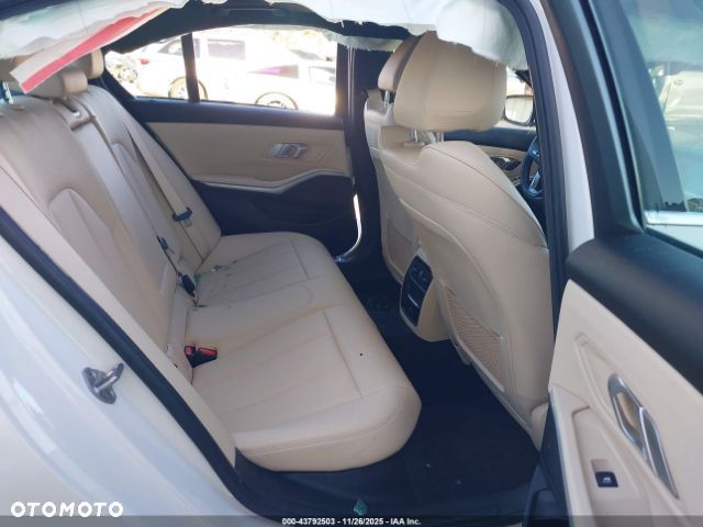 BMW Seria 3 330i Sport Line - 12