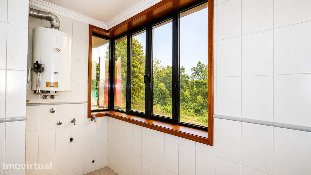Apartamento T2 com Varanda, Garagem e Elevador -  Grijo V. N. Gaia - Grande imagem: 5/12