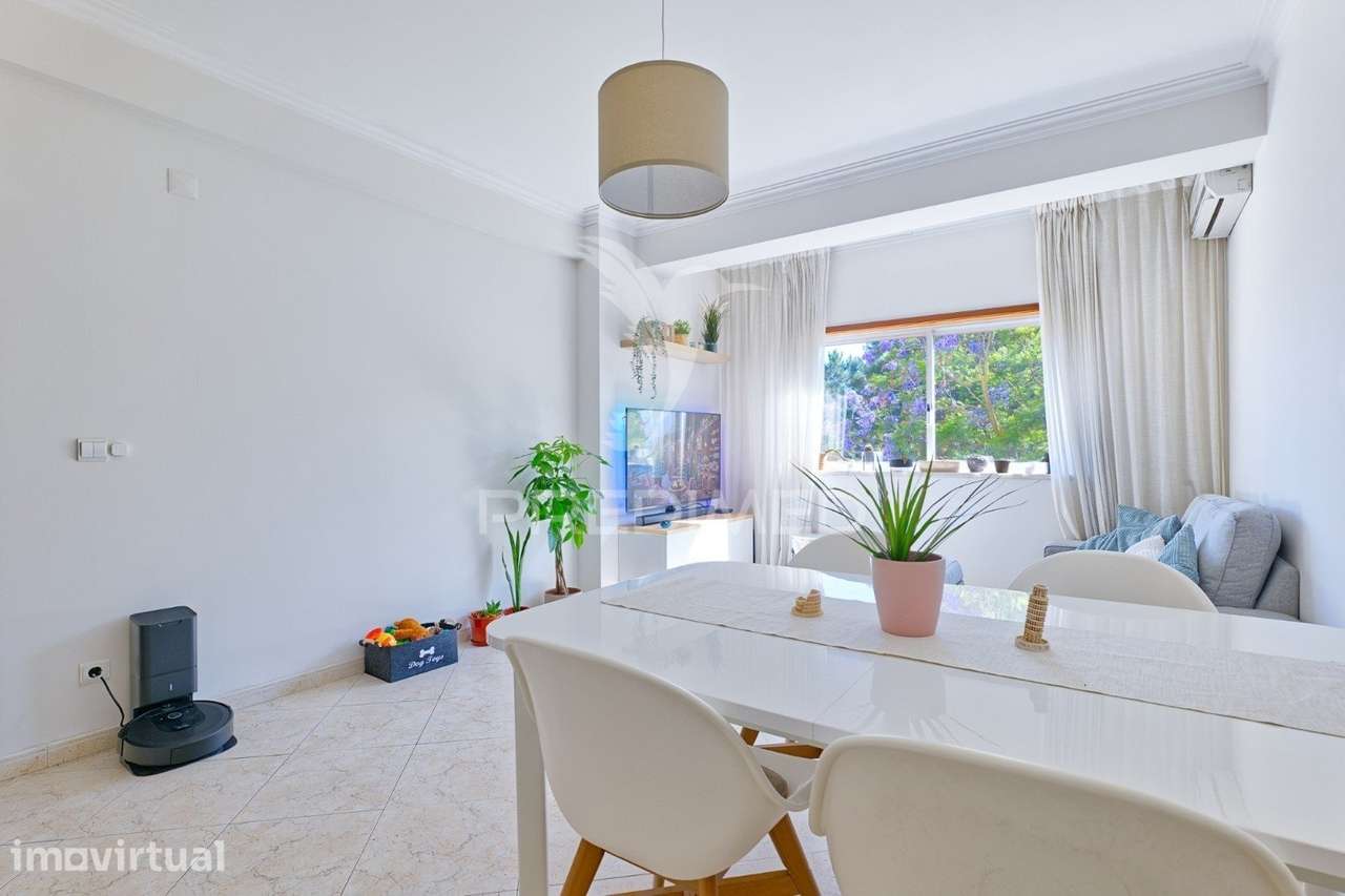 Excelente Apartamento T2 no Fogueteiro – Conforto, Luz Natural e Lo... - Grande imagem: 2/40