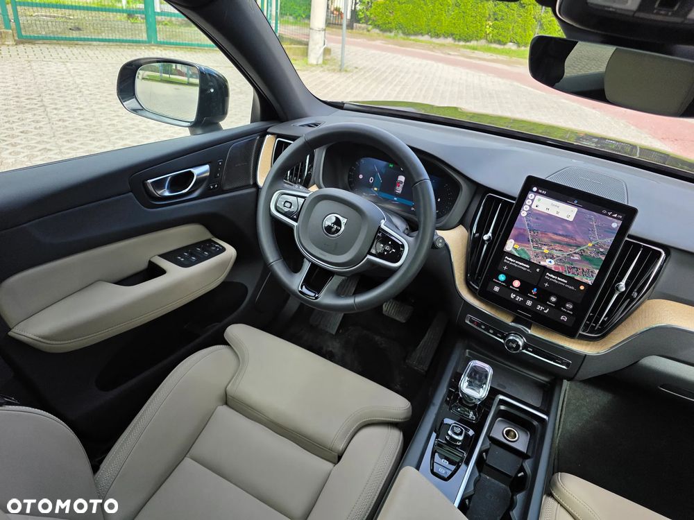 Volvo XC 60 B5 B AWD Plus Dark - 17