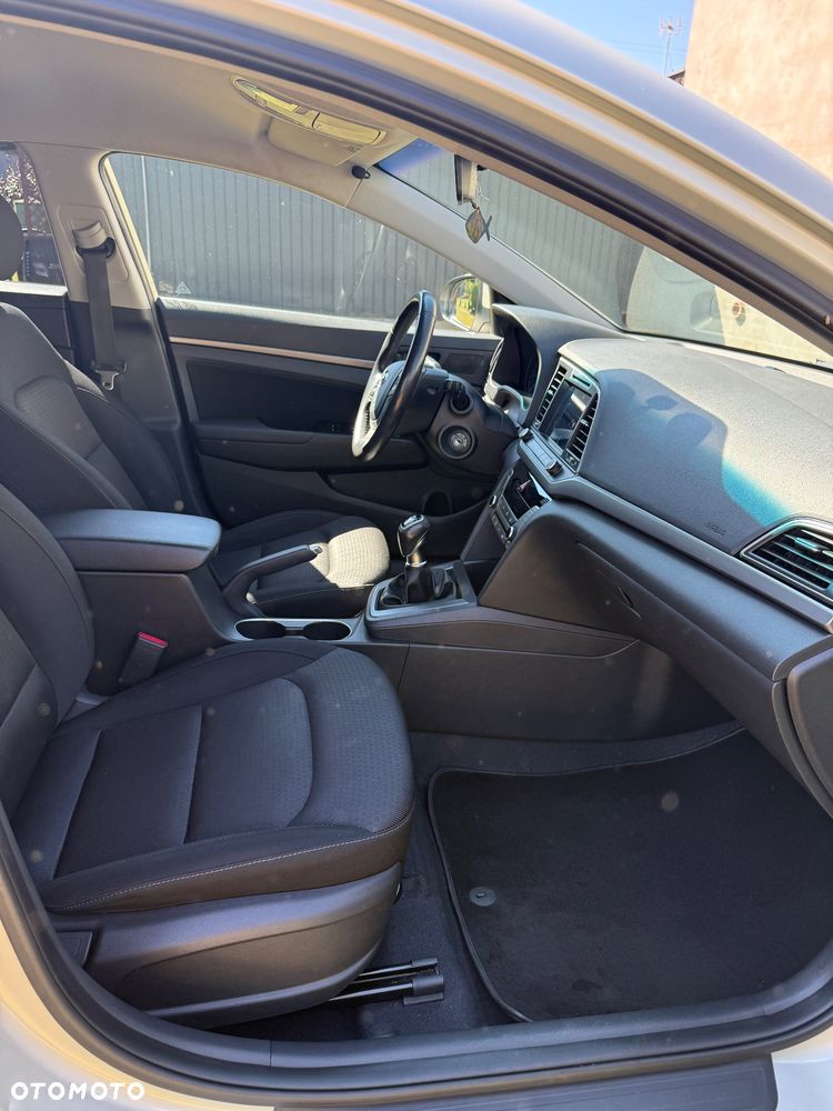 Hyundai Elantra 1.6 Comfort - 9