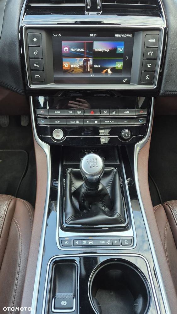 Jaguar XE 2.0 D Portfolio - 13