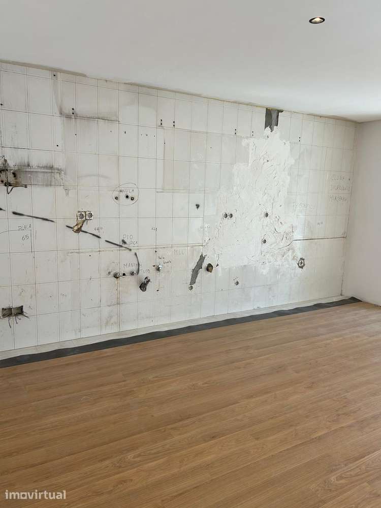 T3+1 Totalmente Renovado e Equipado no Centro de Guimarães - Grande imagem: 5/25