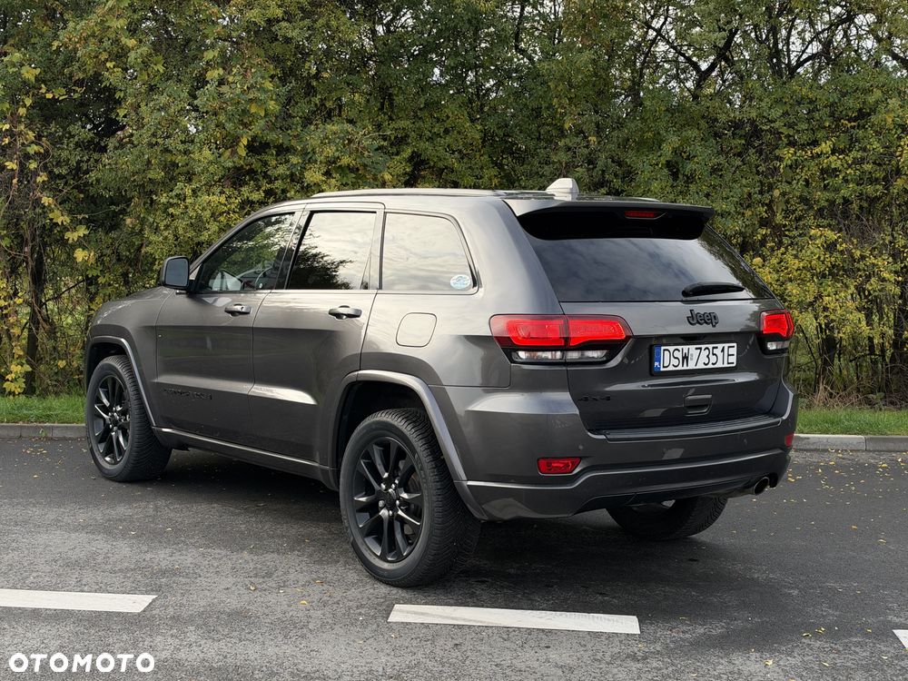Jeep Grand Cherokee - 28