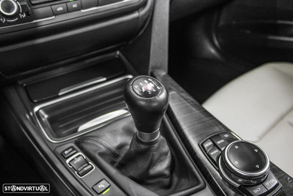 BMW 320 d Line Luxury - 38