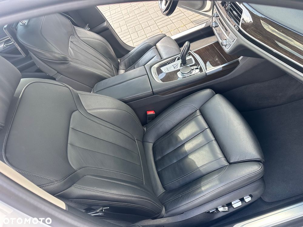 BMW Seria 7 740Li xDrive - 32
