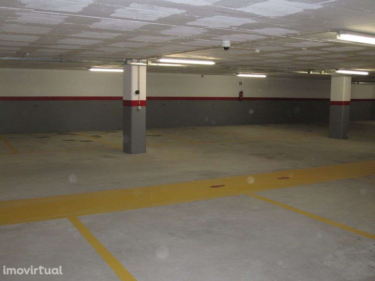 Lugares de garagem para aluguer a 550 mts do Hospital de Santos Silva - Grande imagem: 2/15