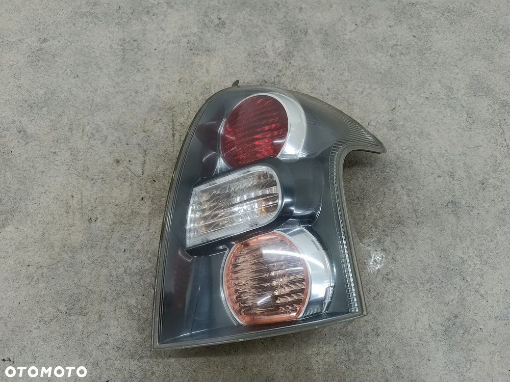 LAMPA TYLNA PRAWA TOYOTA COROLLA VERSO II FARBA - 14