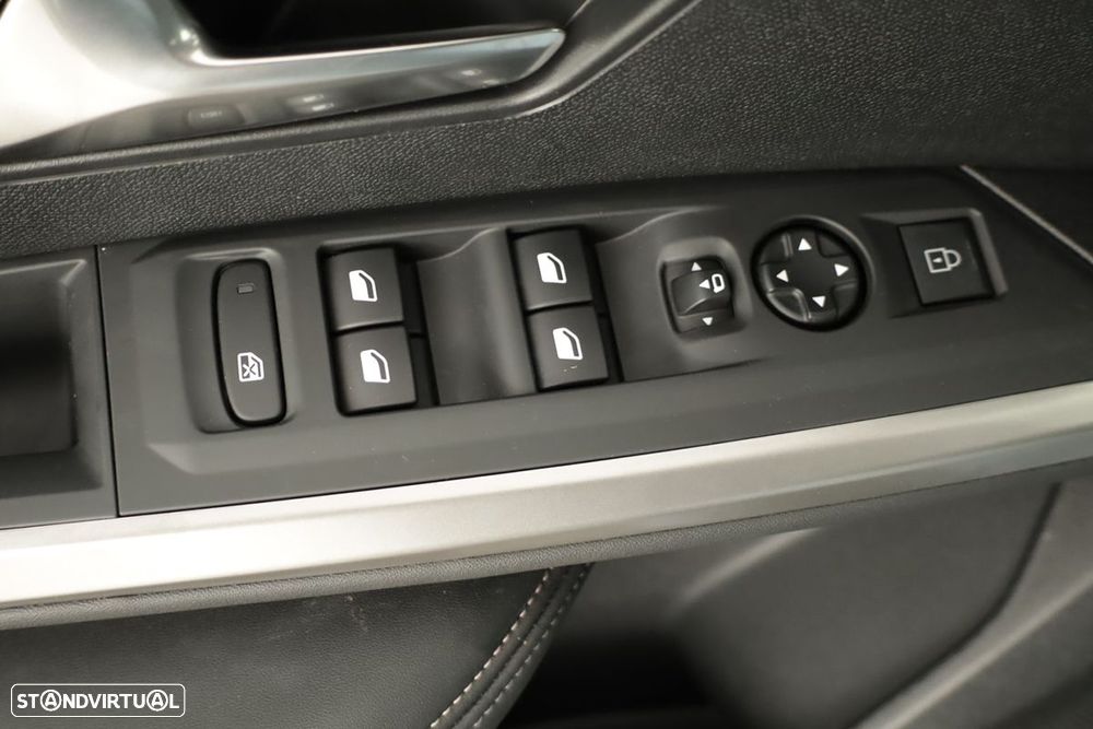 Peugeot 3008 1.2 Hybrid Allure e-DCS6 - 19