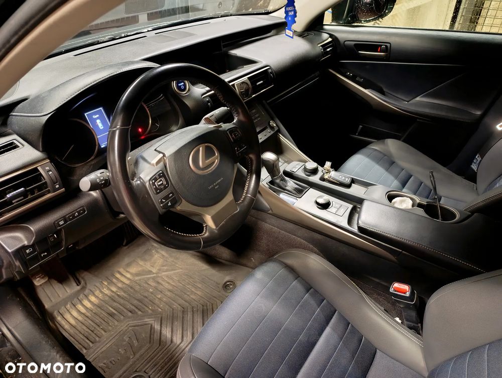 Lexus IS 300h Business Edition - 5