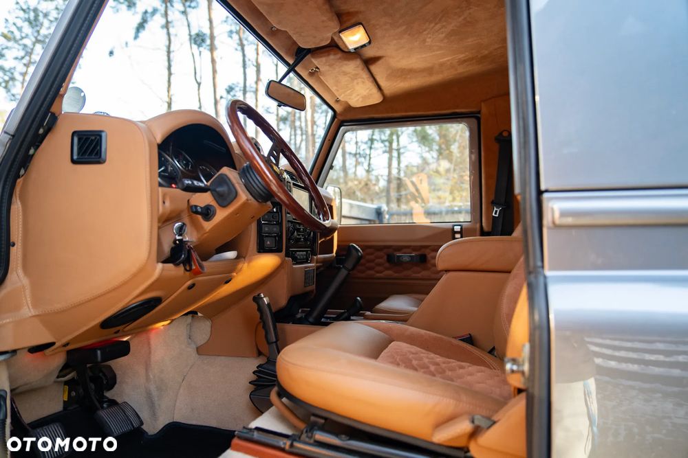 Land Rover Defender 90 Station Wagon SVX - 32