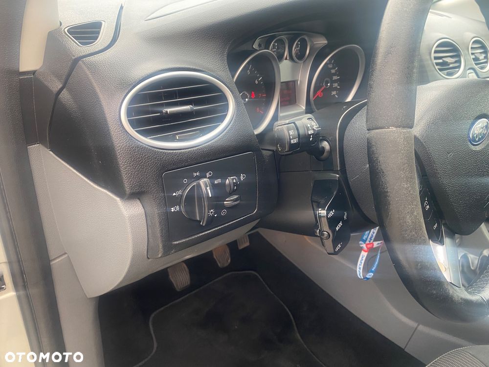 Ford Focus 1.8 FF Ghia - 18