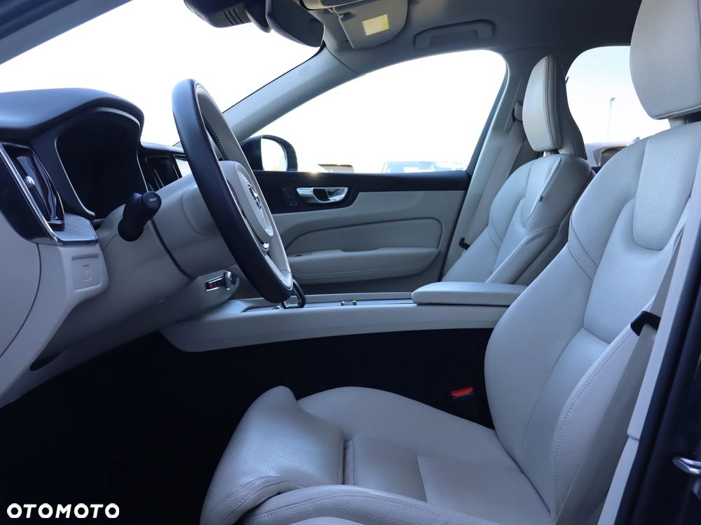 Volvo XC 60 B4 D AWD Plus Dark - 16