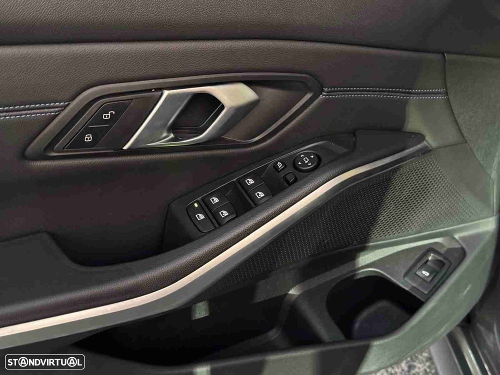 BMW 320 d Touring Pack Desportivo M Auto - 12