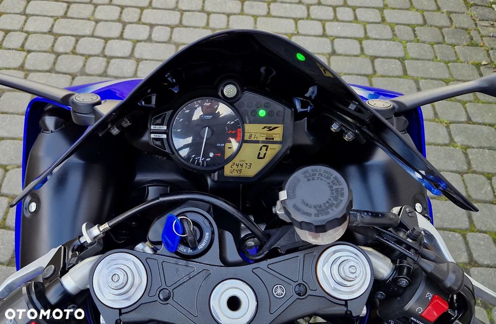 Yamaha R1 - 8