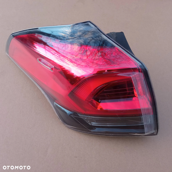 TOYOTA RAV4 IV LIFT LAMPA LEWA TYŁ BŁOTNIKA ORYGINAŁ 15-