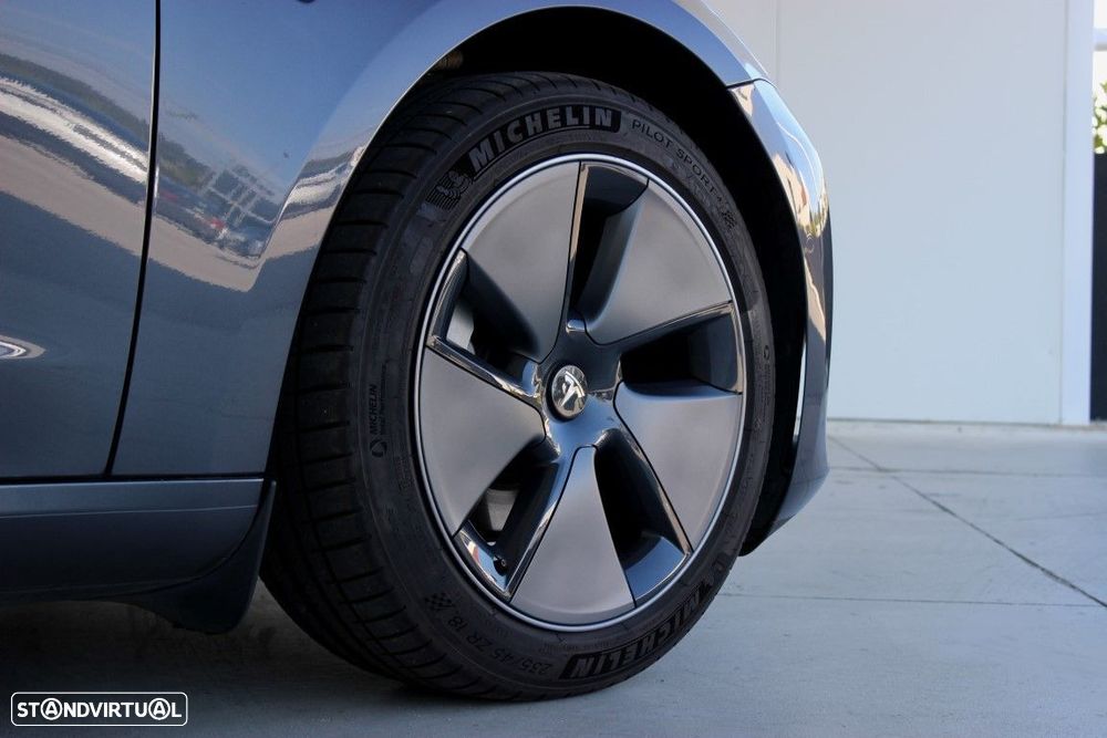Tesla Model 3 - 8