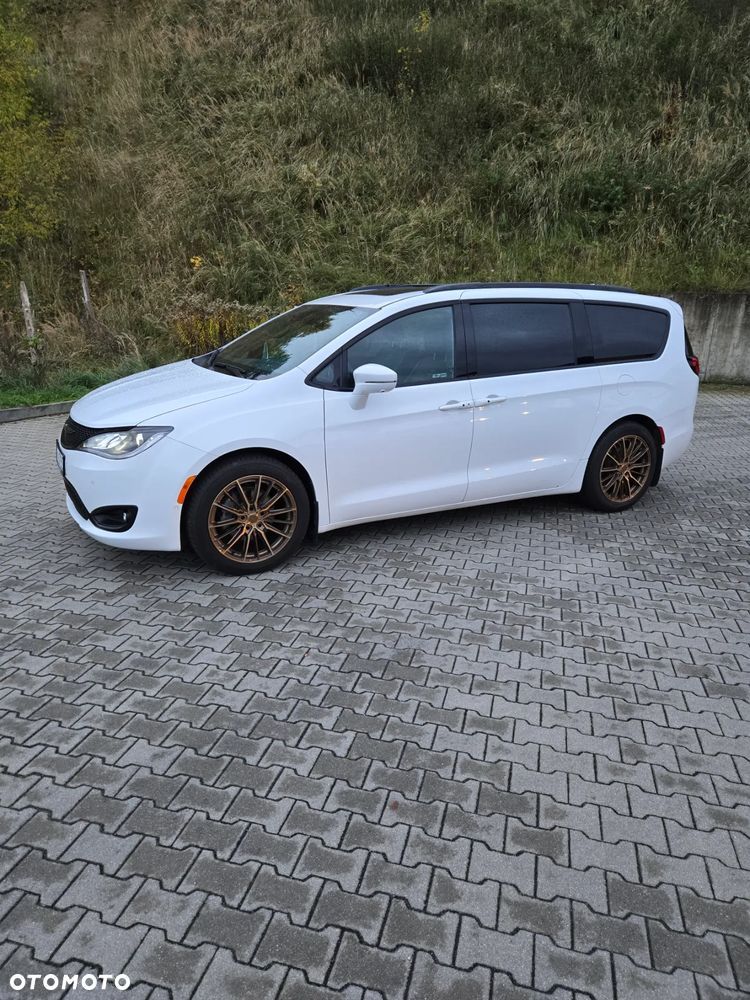 Chrysler Pacifica - 1