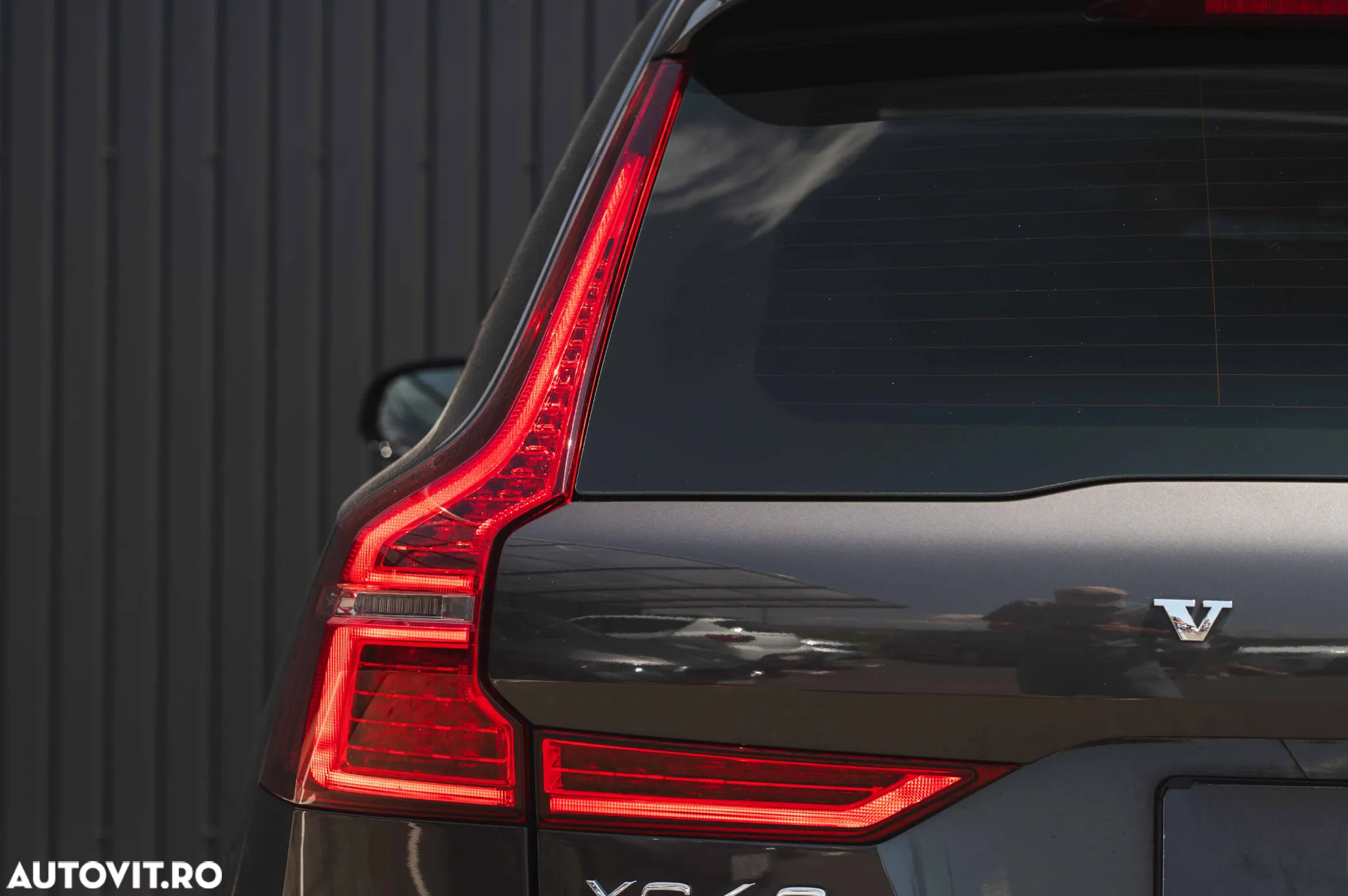 Volvo XC 60 B4 MHEV AT8 AWD R-Design - 12