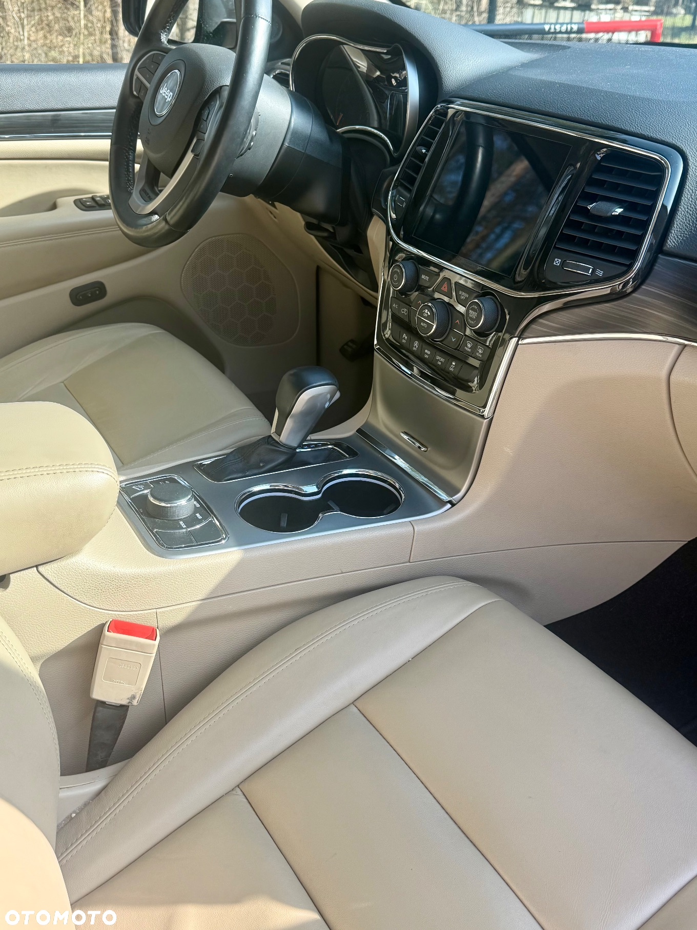 Jeep Grand Cherokee - 28