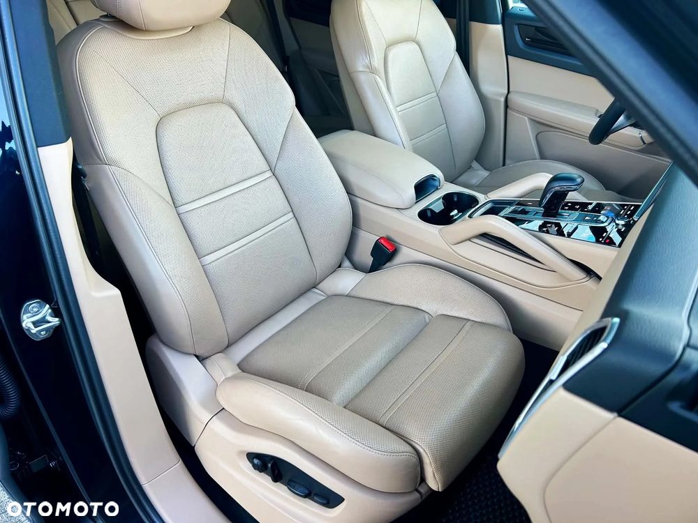 Porsche Cayenne - 26