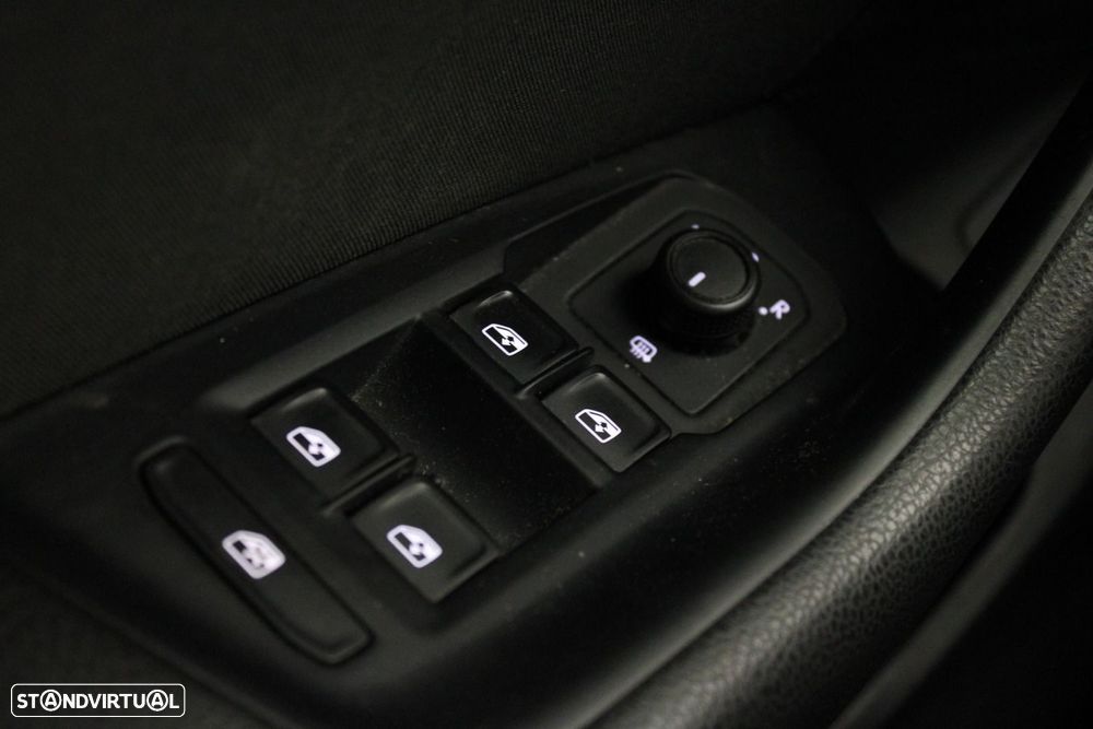 VW Passat Variant 2.0 TDI Business DSG - 16