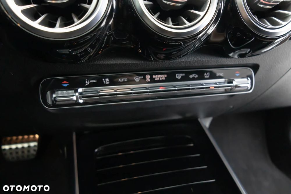 Mercedes-Benz GLB - 33