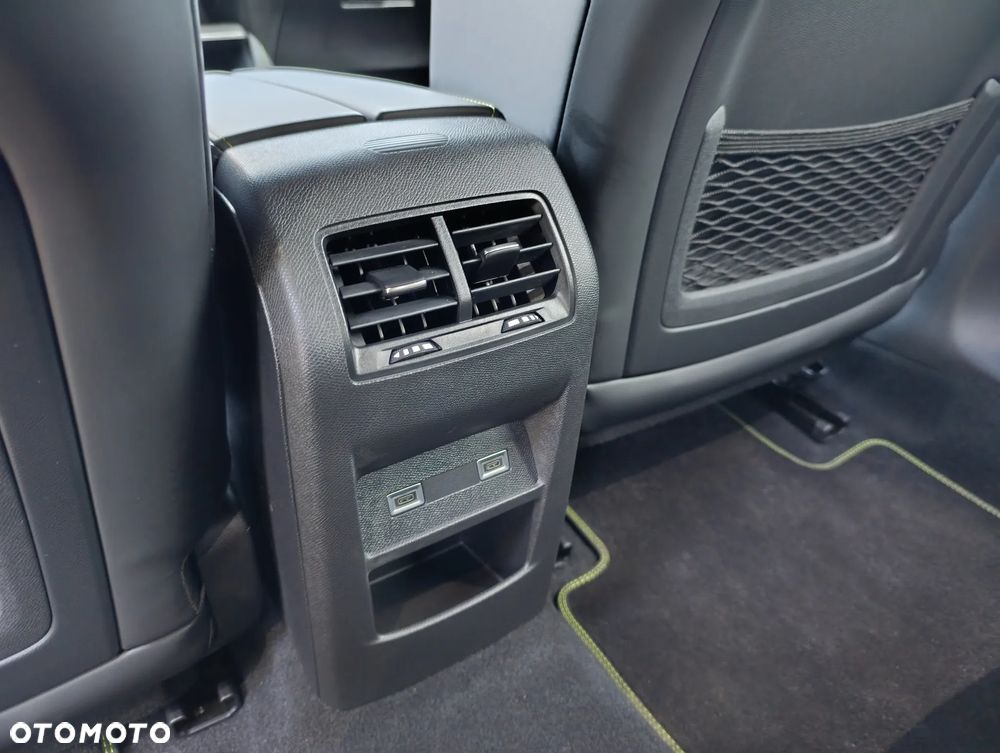 Peugeot 408 1.6 Plug-In Hybrid 180 GT EAT8 - 23