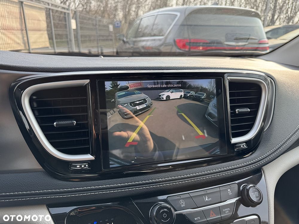 Chrysler Pacifica - 30