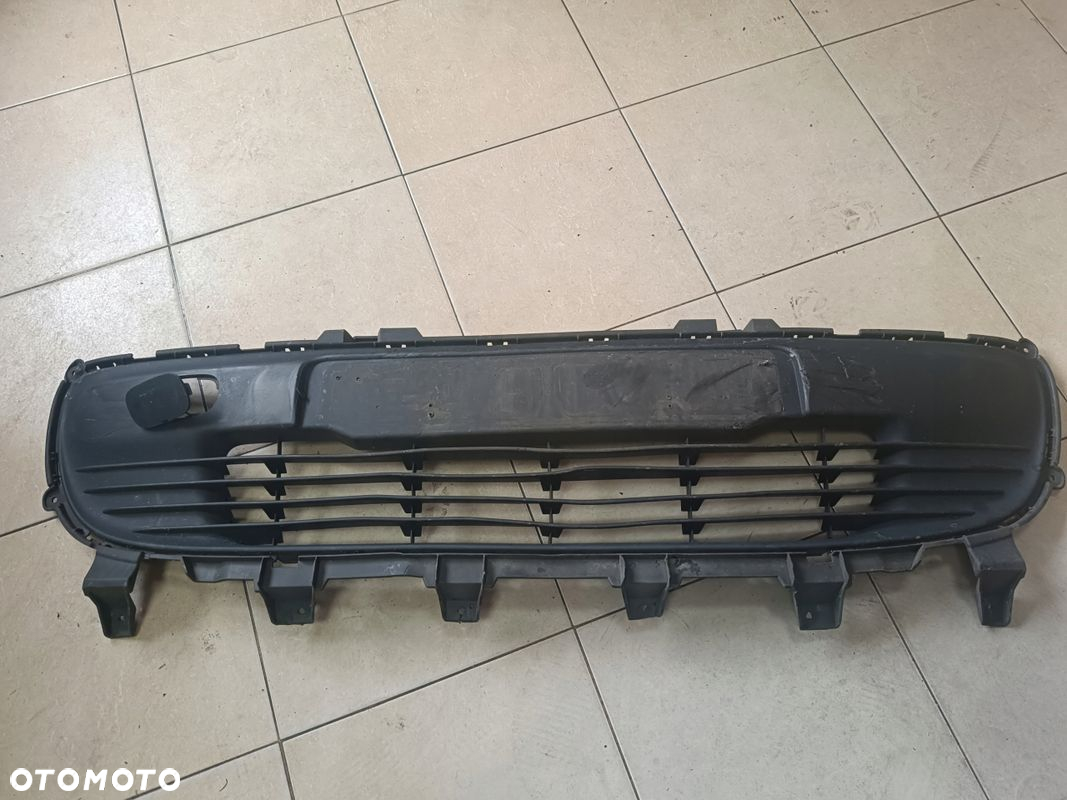 RENAULT TWINGO III ŚRODKOWA KRATKA ZDERZAKA PRZÓD - 2