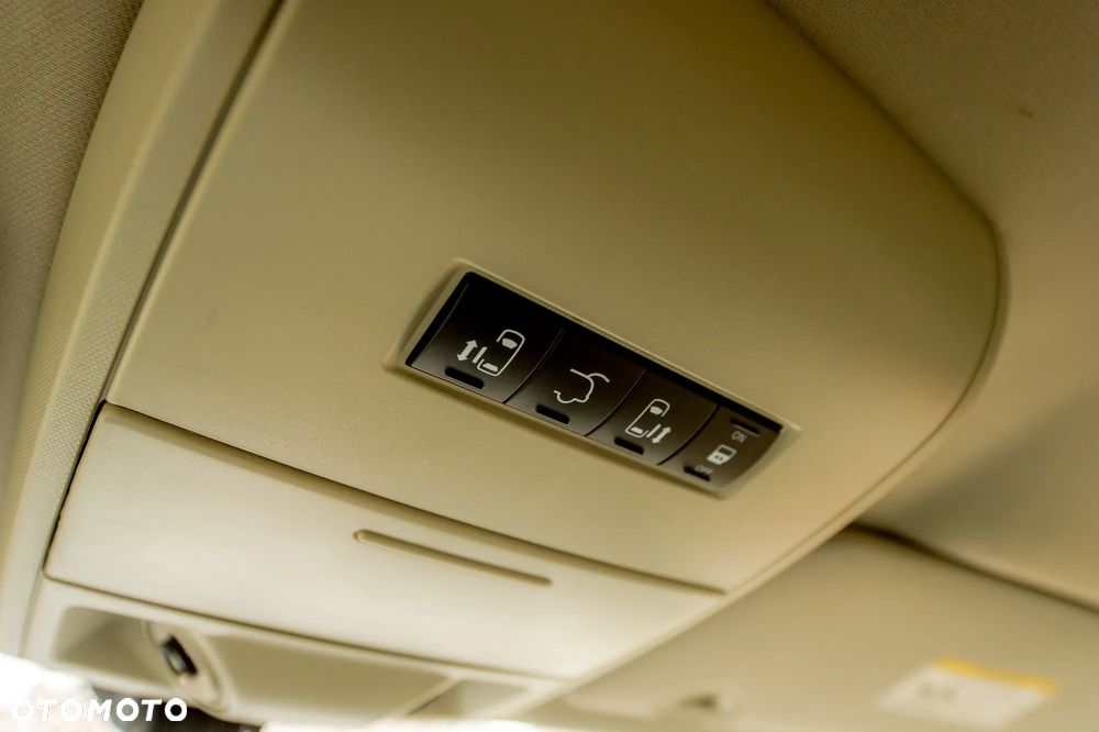 Lancia Voyager 2.8CRD Platinum - 38