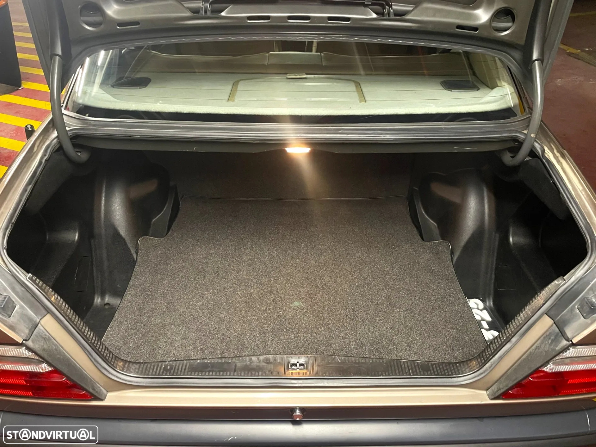 Mercedes-Benz 230 E - 15