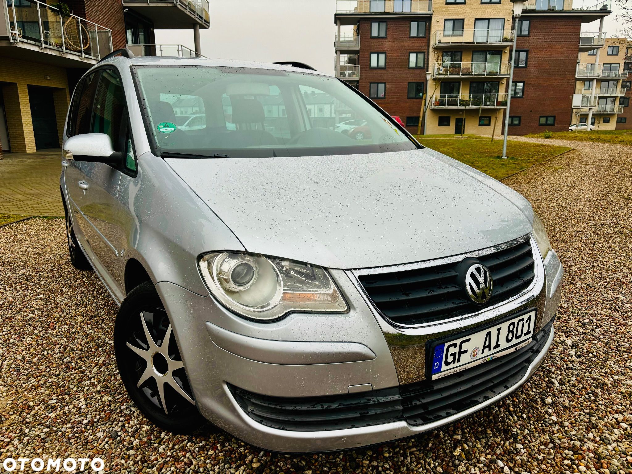 Volkswagen Touran - 1